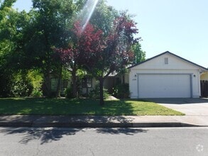 Building Photo - Great Neighborhood Close to Schools and Sh...