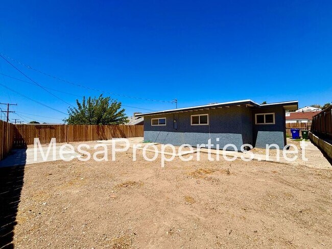 Building Photo - 820 Caliente Dr