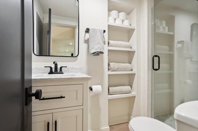 Building Photo - 1007 Somerset Dr NW