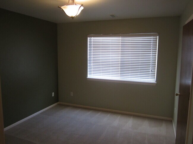 Building Photo - Beautiful 2 Bedroom, 1 Bathroom Condo Freshly Painted and New Carpet by Horsetooth Reservoir in F...