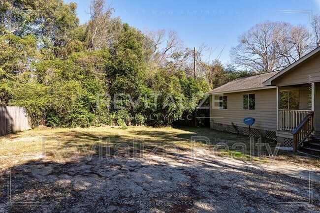 Building Photo - 1746 Cody Rd N