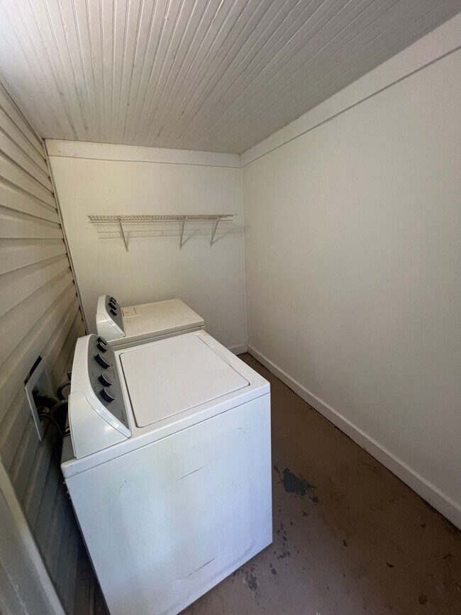 Building Photo - Charming 2 bedroom, 1 bathroom Home Located in the Desirable Greenville, SC Area!