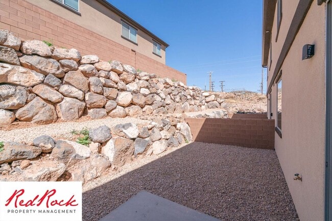 Building Photo - Modern 4-Bed Townhome in Hurricane Heights