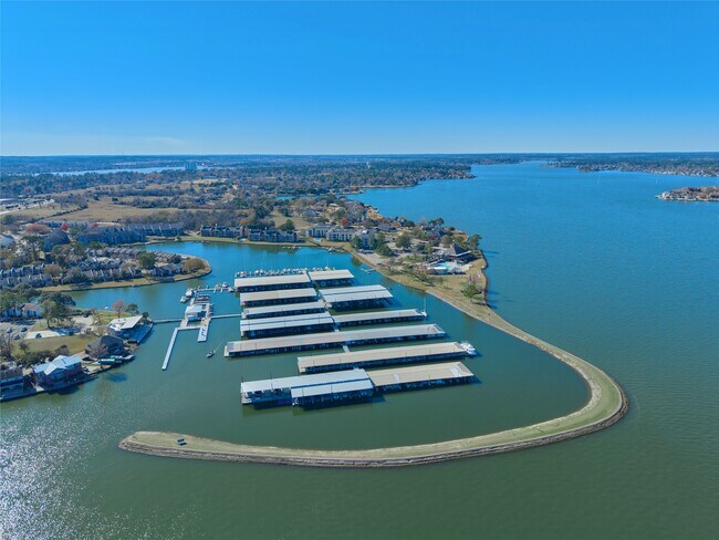 Building Photo - 12515 Lakeshore Dr