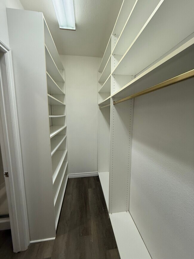 Building Photo - 985 Prestwick St