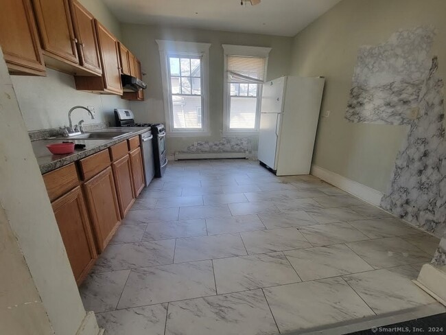 Building Photo - 572 Elm St