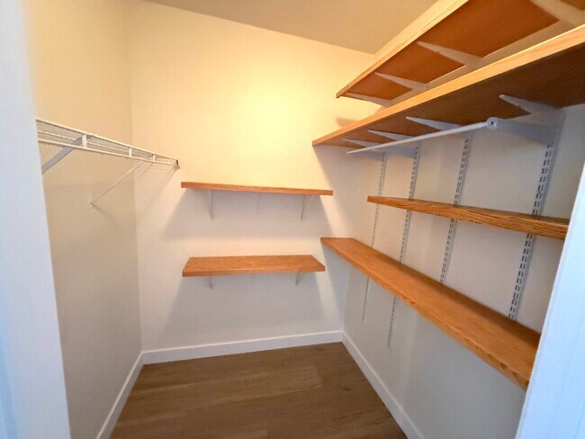 Building Photo - SPACIOUS 2BED/2BATH CONDO * FIRST FLOOR UNIT*