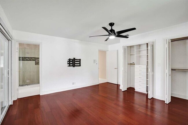 Building Photo - 2527 Lakes Dr