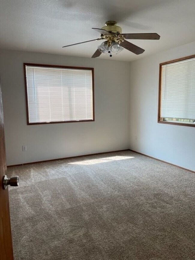 Building Photo - Perfect & Spacious 3 Bed, 1 1/2 Bath Duplex by the Puyallup River!