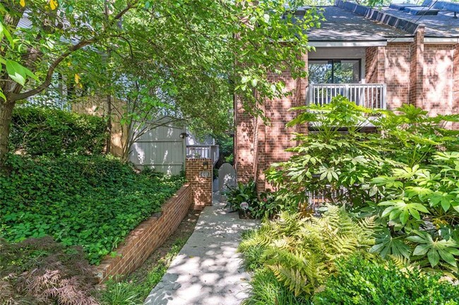 Building Photo - 648 Cleburne Terrace NE