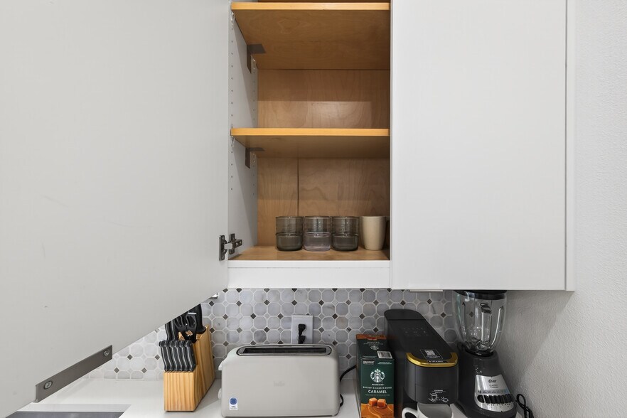 Fully stock Kitchen - 523 Schweikhardt St
