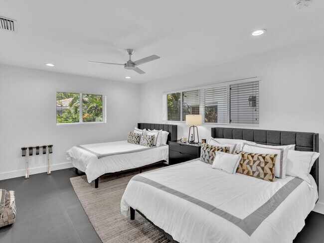 Building Photo - 1640 NE 43rd St