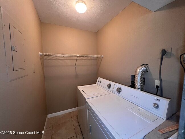 Building Photo - 1011 Clearmont St NE