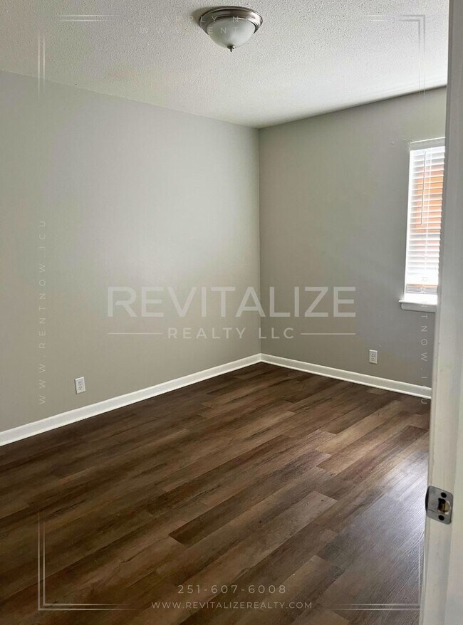 Building Photo - Charming 2/1 Apartment in Midtown!
