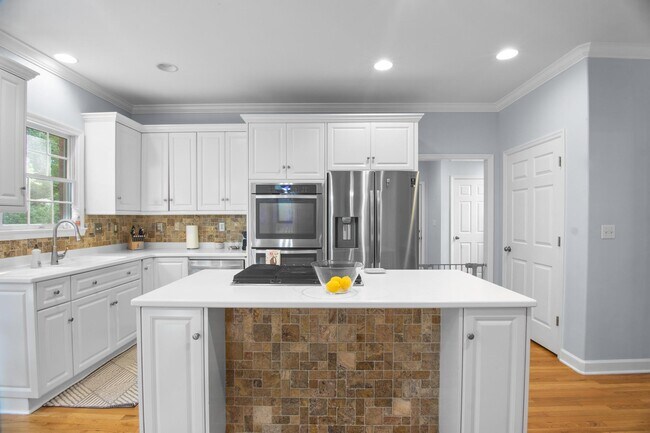 Building Photo - 126 Hemlock Dr