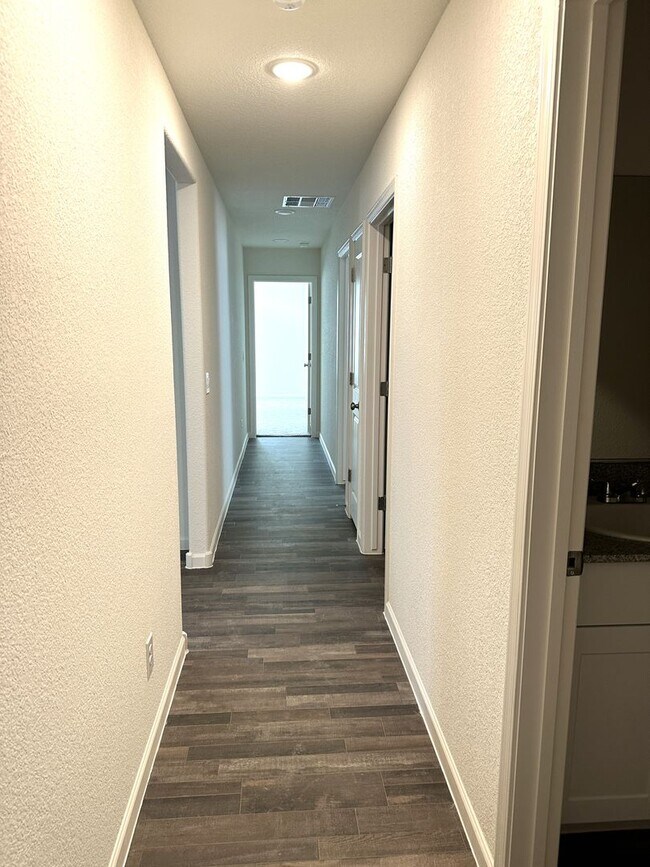 Building Photo - 4 bedroom, 2 bathroom Mystic Canyon Gem