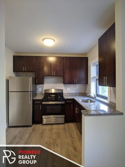 Building Photo - 711 W Brompton Ave