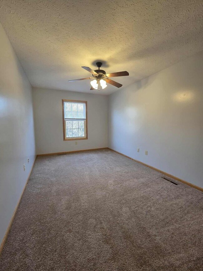 Building Photo - Spacious Town House!!