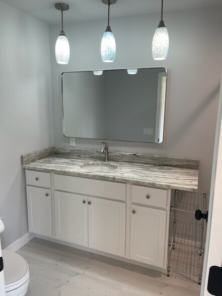 Mastrer bath with granite - 6601 W 141st Ave