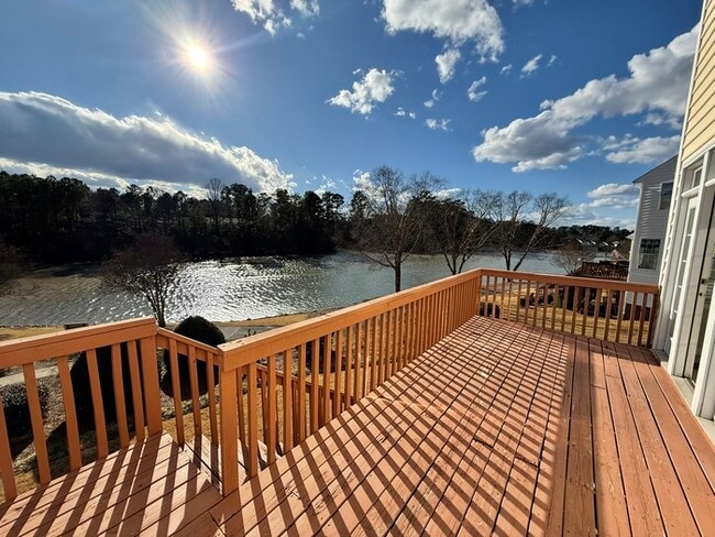 Building Photo - Beautiful 3 Bedroom 2.5 Bath End Unit Town Home with Lake View!