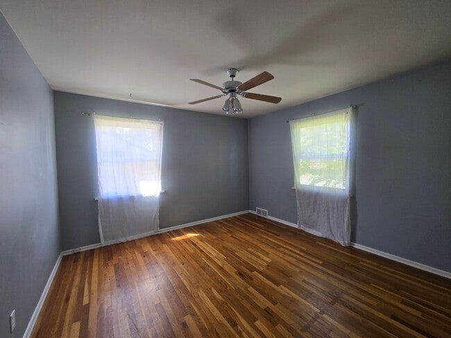 Building Photo - Lovely 2 Bedroom (with 1 bonus room), 2 ba...
