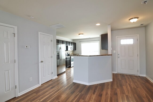 Building Photo - 198 Collinwood Dr