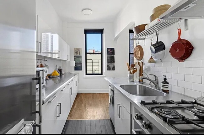 Building Photo - Welcome to this spacious, bright one-bedro...