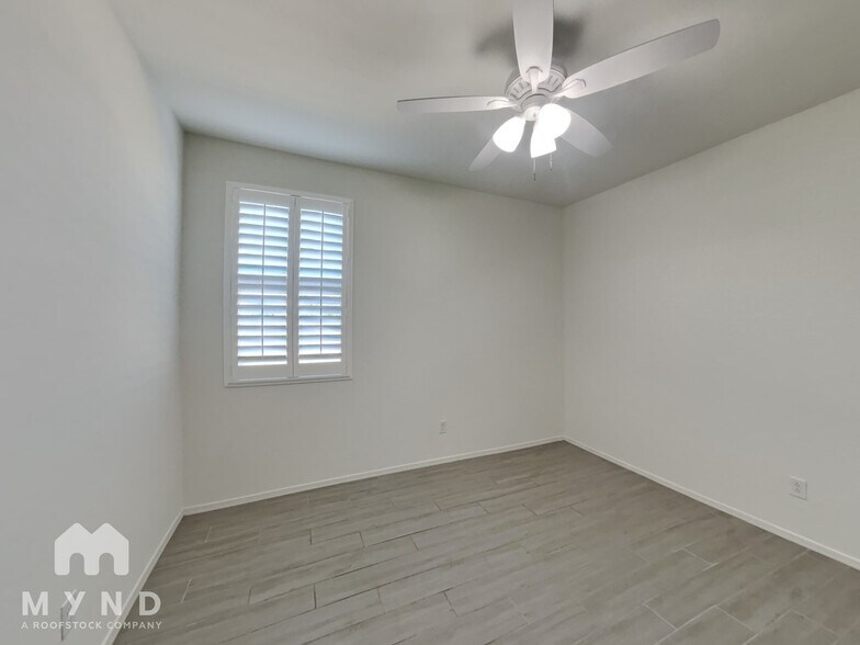 Building Photo - 7325 S 33rd Ln