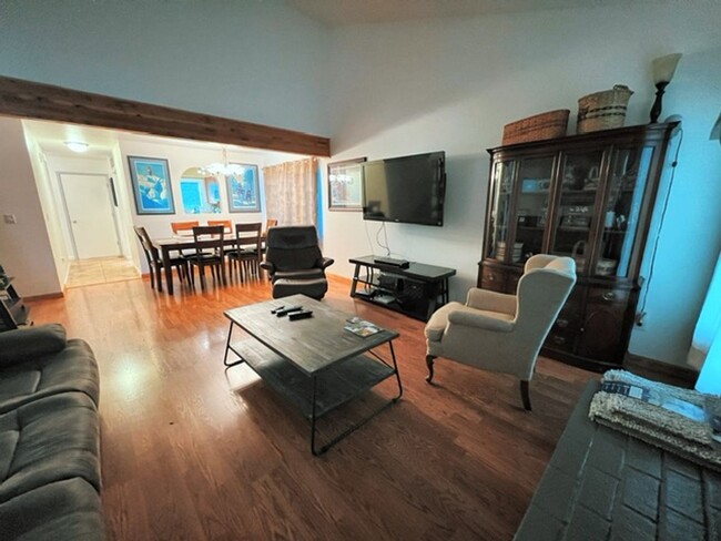 Building Photo - Spacious 1497sqft & Fully Furnished Two Be...