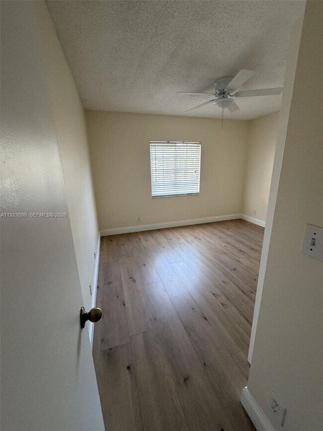 Building Photo - 2070 Madeira Dr