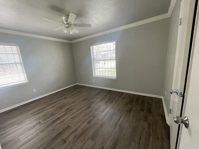 Building Photo - 1534 Harlandale Ave