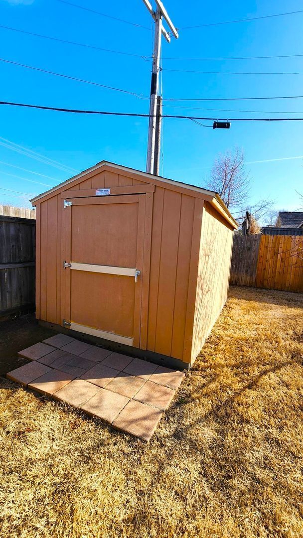 Building Photo - Beautiful 3 Bed 2 Bath Corner Lot