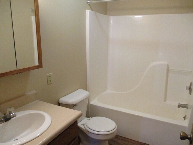 Building Photo - New Listing!!! 2 Bedroom Townhouse in Albion!!!