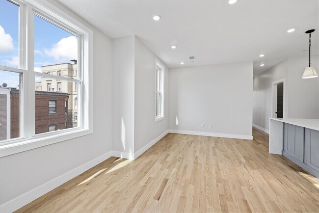 Building Photo - 152 Marion St