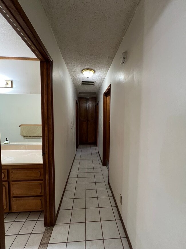 Building Photo - 3 Bedroom 2 Bathroom House with RV Parking...