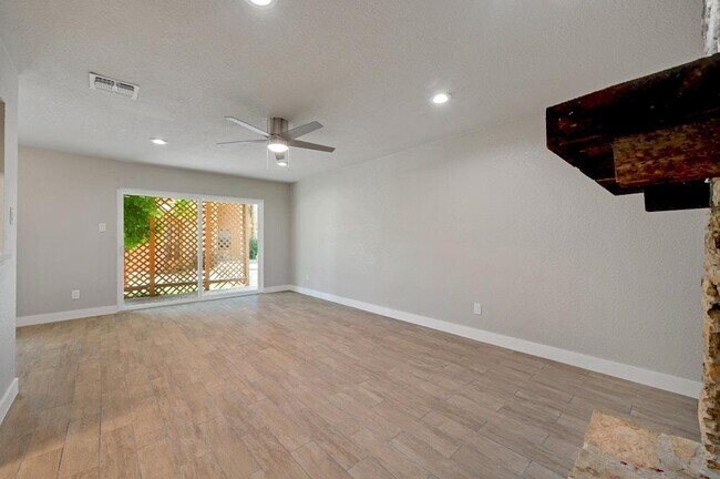 Building Photo - 10 Cypress Fairway Village