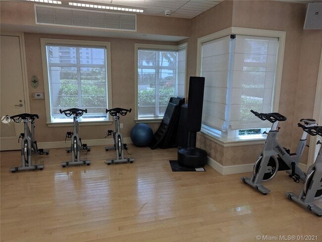 Building Photo - 20000 E Country Club Dr