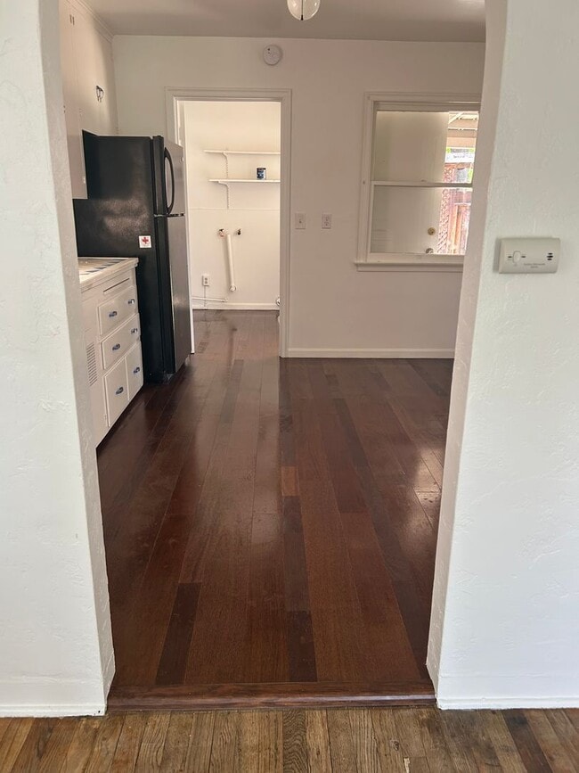 Building Photo - 2 Br 1 Ba available Now