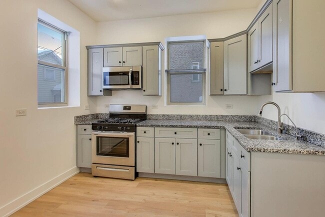 Building Photo - 1908 W 48th St