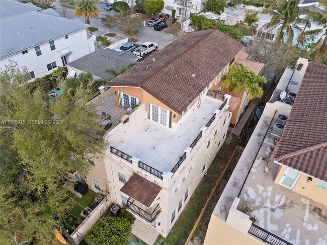 Building Photo - 819 SW 7th Ave