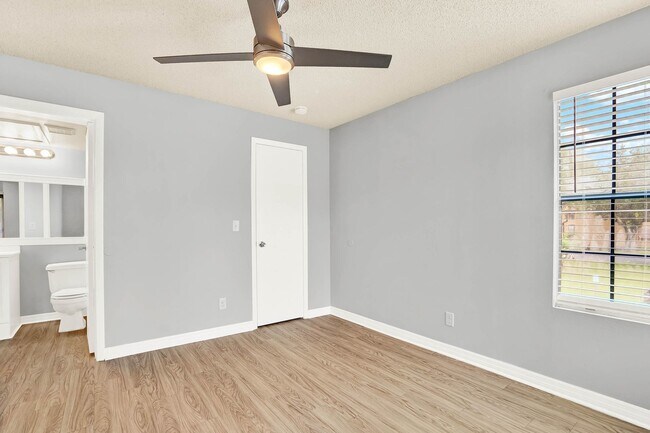 Building Photo - 1/1 Condo in Gated Lakefront Community of Altamonte Springs!