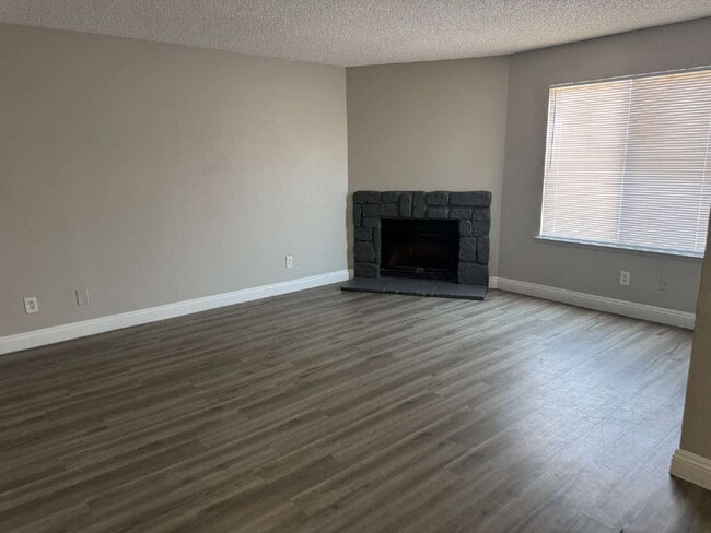 Building Photo - Spacious 2 Bed, 2 Bath Unit – Great Locati...