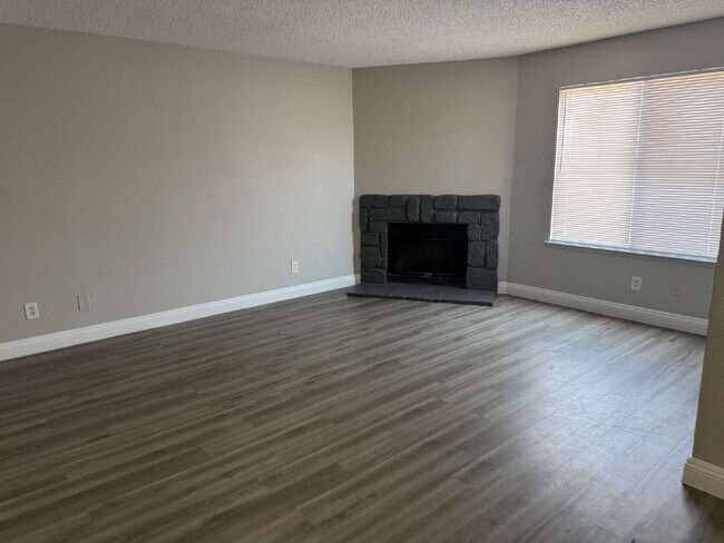 Building Photo - Spacious 2 Bed, 2 Bath Unit – Great Location!