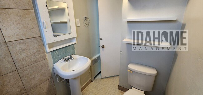 Building Photo - 626-628 W Custer St