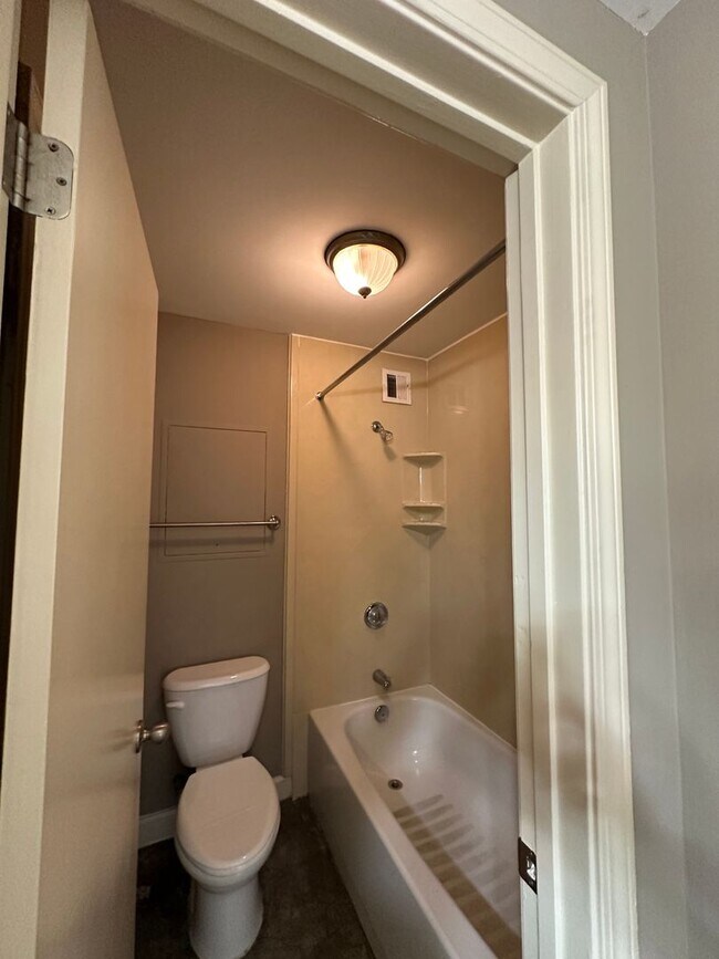 Building Photo - Available TODAY and  INCLUDES PARKING! 1 B...
