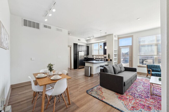 Primary Photo - 264 N Walton St