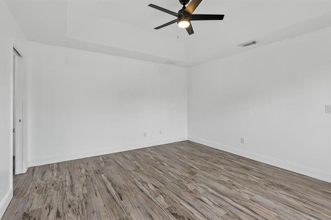 Building Photo - 497 SW Lacroix Ave