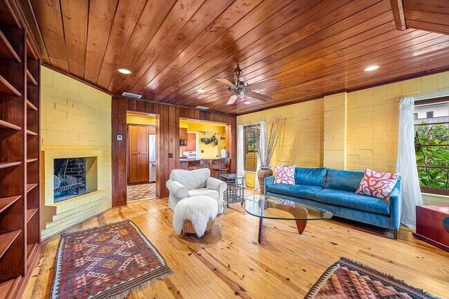 Building Photo - 334 Palm Trail