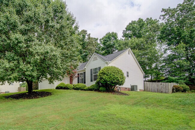 Building Photo - Spacious 4 BR, 2 BA Home On Quiet Cul de Sac, Private Fenced Backyard, Community Pool