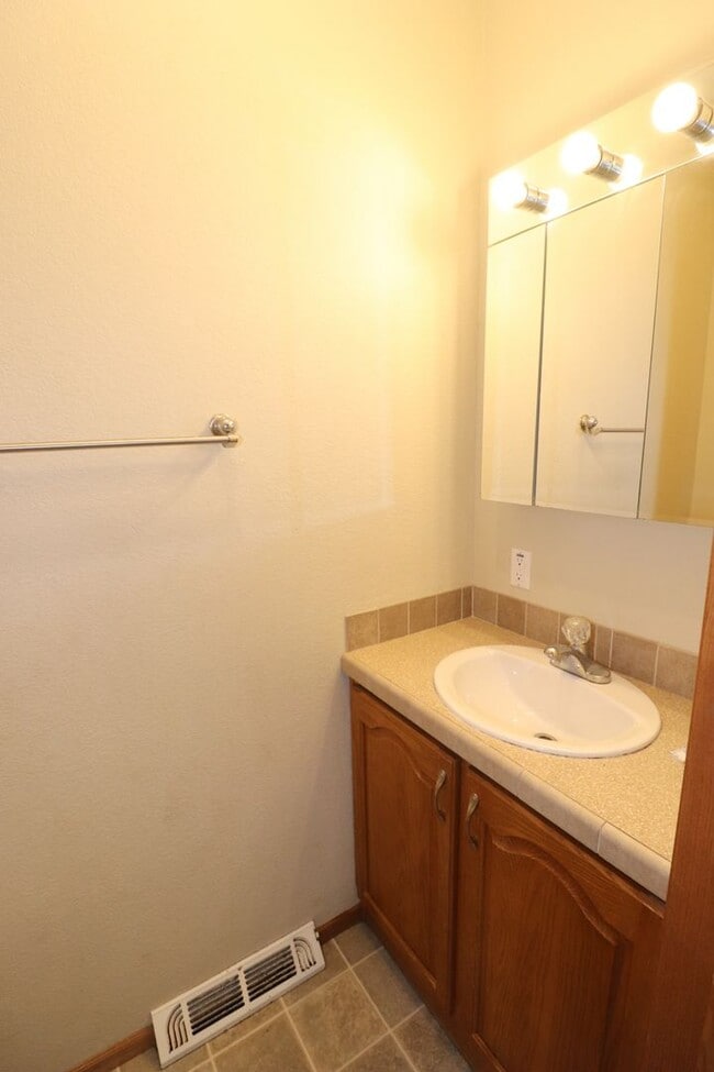 Building Photo - Spacious Town House for Rent